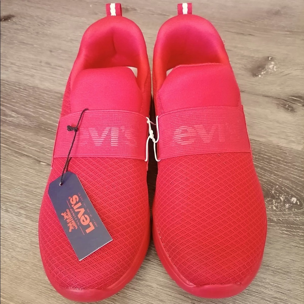 Selling this Levi’s shoes, they are completely new